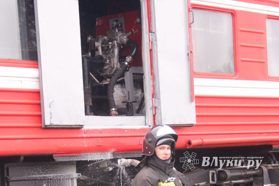 В Великих Луках тушили поезд (ФОТО)