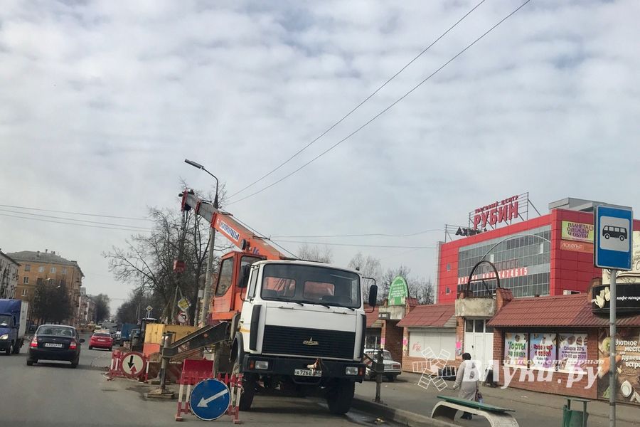 Возле Смоленского рынка завершают замену канализационной трубы (ФОТО)
