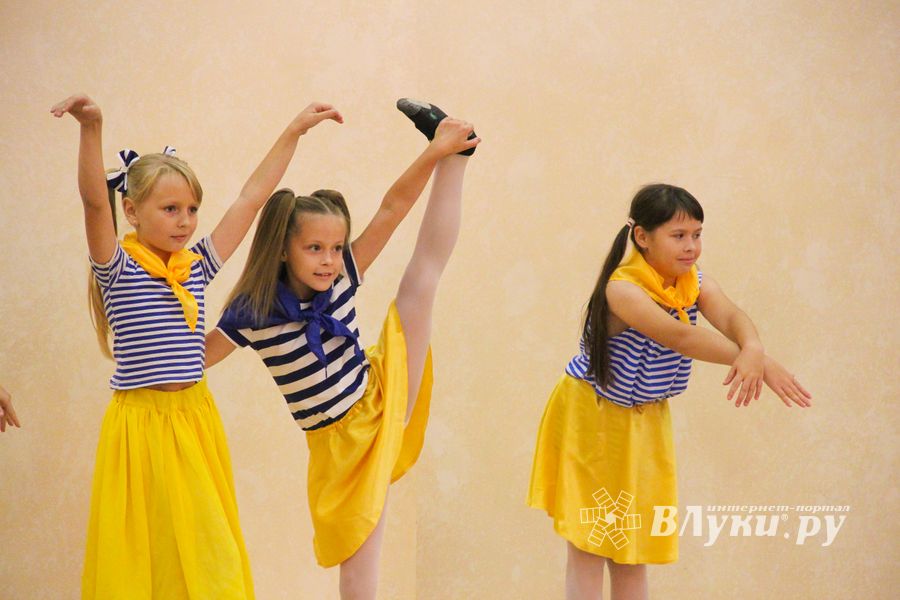 Великолукским учителям признались в любви (ФОТО)