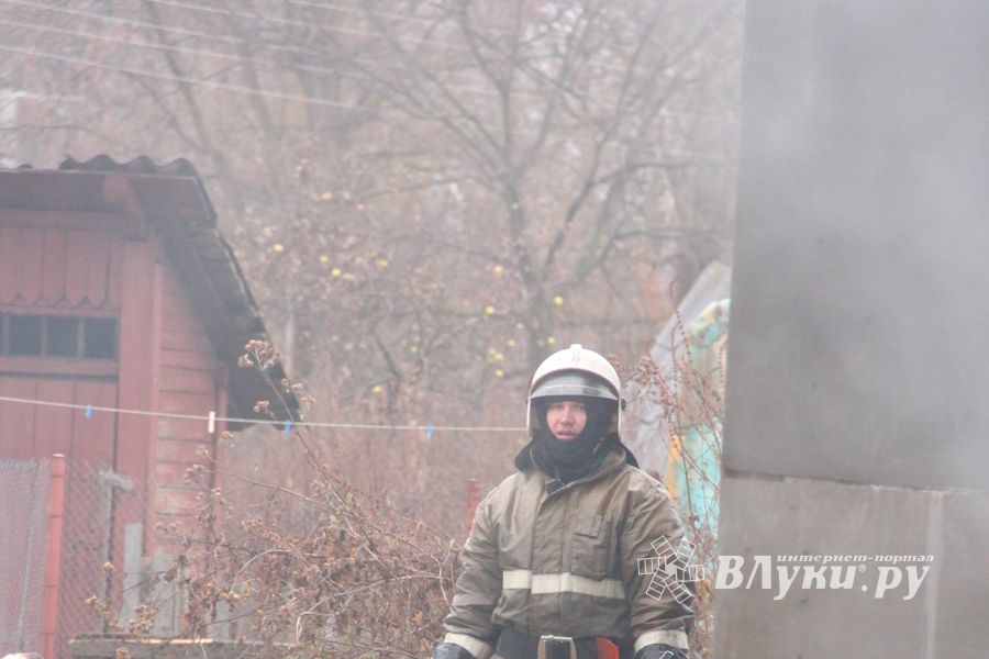 В Великих Луках на ул. Ползунова горит дом (ФОТО)