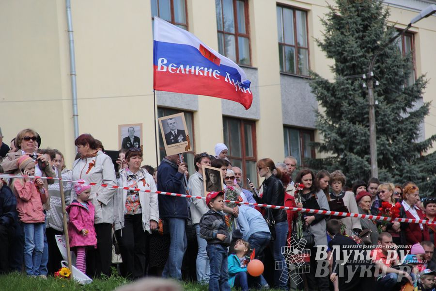 Парад Победы в Великих Луках (фото)