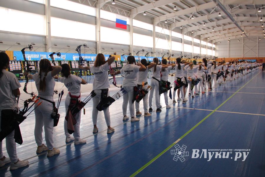 В Великих Луках проходят соревнования по стрельбе из лука (ФОТО)