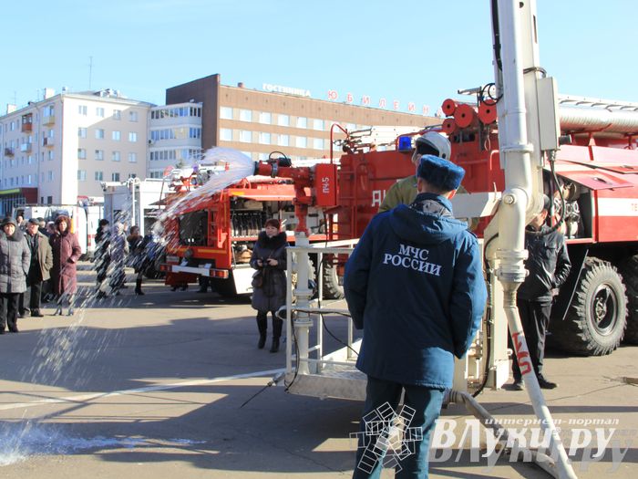 В центре Великих Лук спасатели продемонстрировали свою технику (ФОТО)