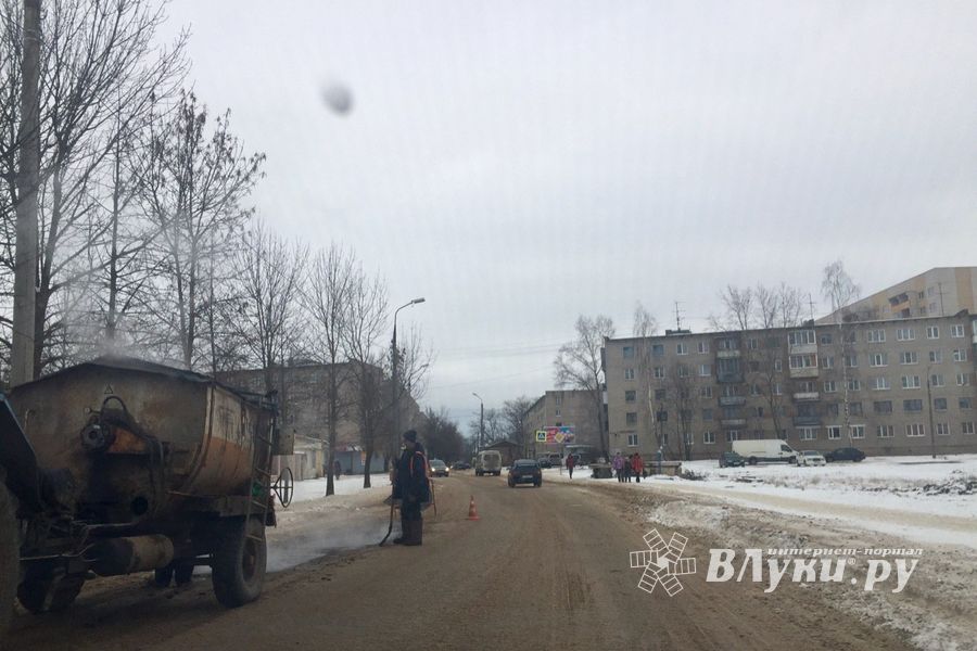В Великих Луках производится ямочный ремонт (ФОТО)