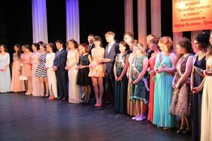 В Великих Луках выпускникам вручили медали «За особые успехи в учении» (ФОТО)