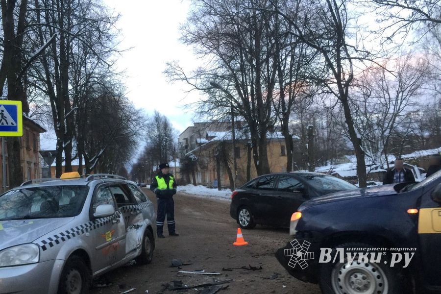 В Великих Луках столкнулись два такси (ФОТО)