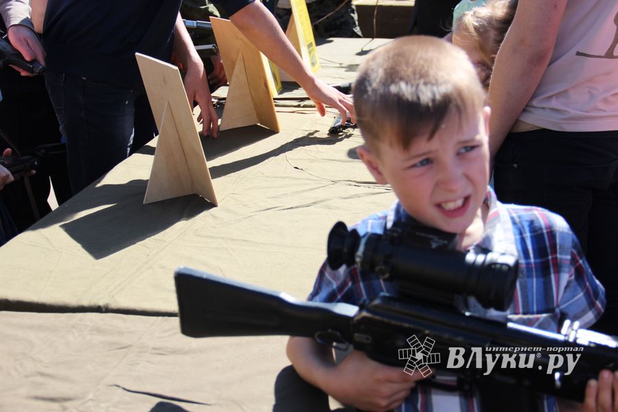 В Великих Луках прошел Парад Победы (ФОТО)