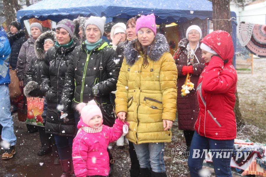 В Великих Луках сожгли Масленицу (фото)