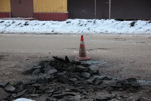 И в оттепель, и в мороз в Великих Луках продолжается ремонт дорог (ФОТО)