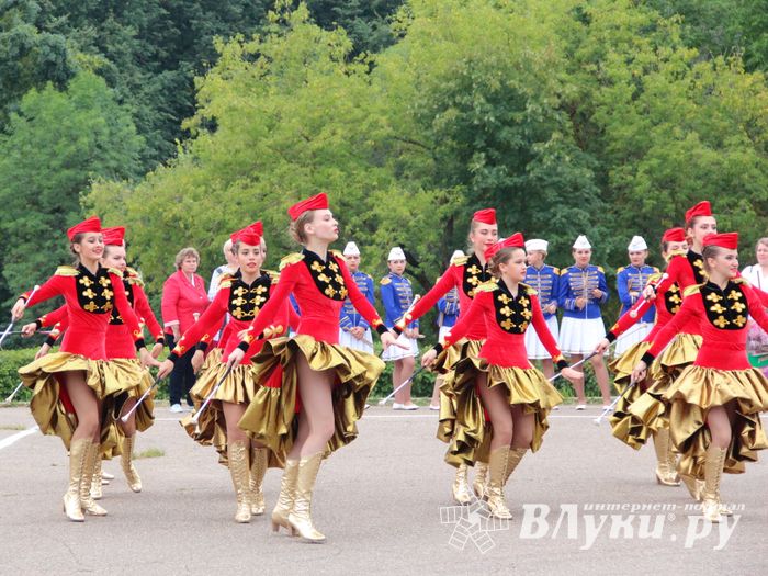В Великих Луках проходит Международный фестиваль-конкурс среди мажореток и барабанщиц (ФОТО)