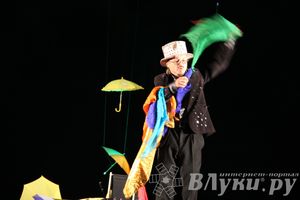 Шоу магических зонтиков и мыльных пузырей увидели юные великолучане