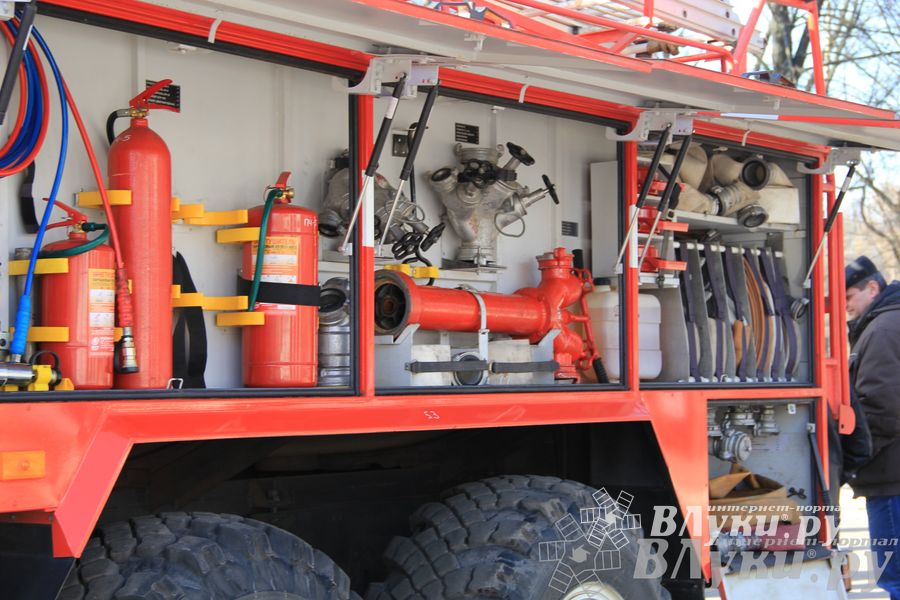 В центре Великих Лук спасатели продемонстрировали свою технику (ФОТО)