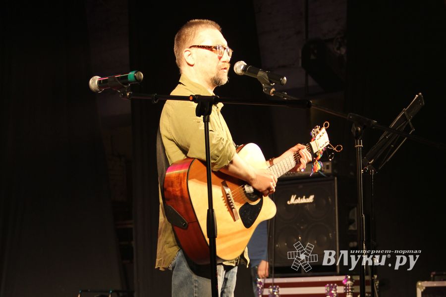 В Великих Луках прошел фестиваль живой музыки «Ставим на аватарках небо» (фото)
