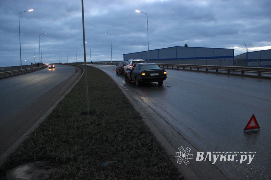 На путепроводе столкнулись три автомобиля (ФОТО)