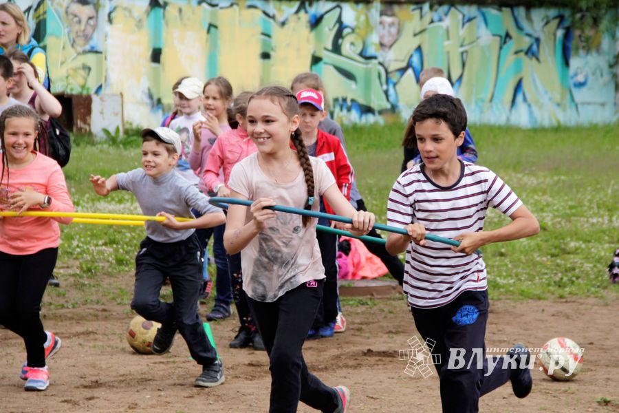 Ребята из пришкольных лагерей соревновались в «Весёлых стартах» (ФОТО)