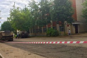 Припаркованные у обочин автомобили вновь мешают ремонту дорог (ФОТО)