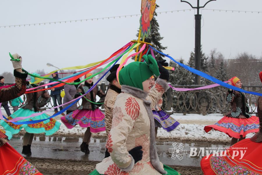 В Великих Луках прошел праздник Масленицы (ФОТО)