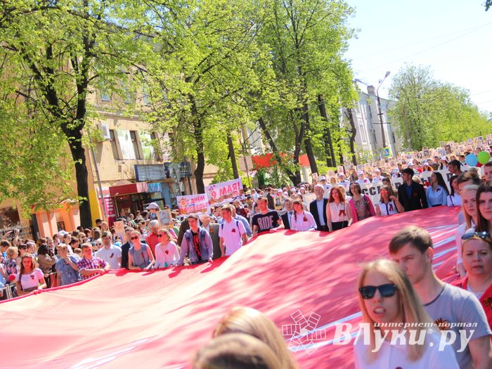 По центральному проспекту Великих Лук прошёл  «Бессмертный полк» (0+) (ФОТО)