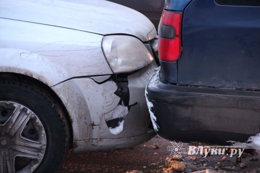  Великих Луках столкнулись три автомобиля