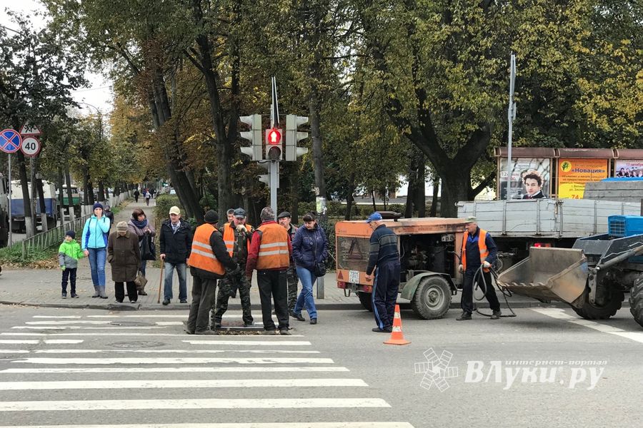 На центральном перекрёстке Великих Лук затруднено движение (ФОТО)