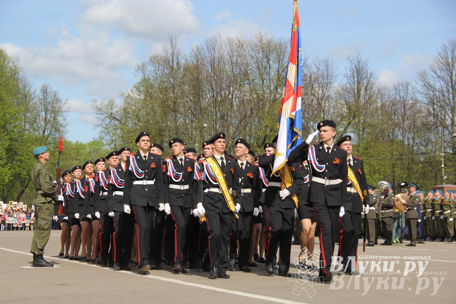 Парад Победы в Великих Луках (фото)