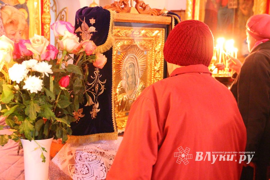 В Великие Луки прибыла чудотворная икона Божией Матери «Умиление» Локотская (фото)