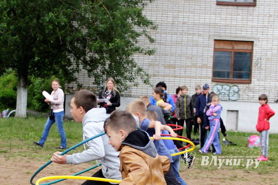 Ребята из пришкольных лагерей соревновались в «Весёлых стартах» (ФОТО)
