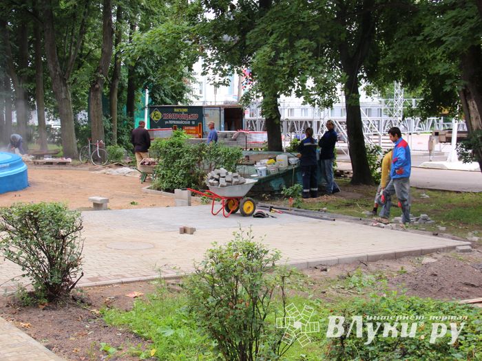 В Великих Луках сажают, стригут и красят (ФОТО)