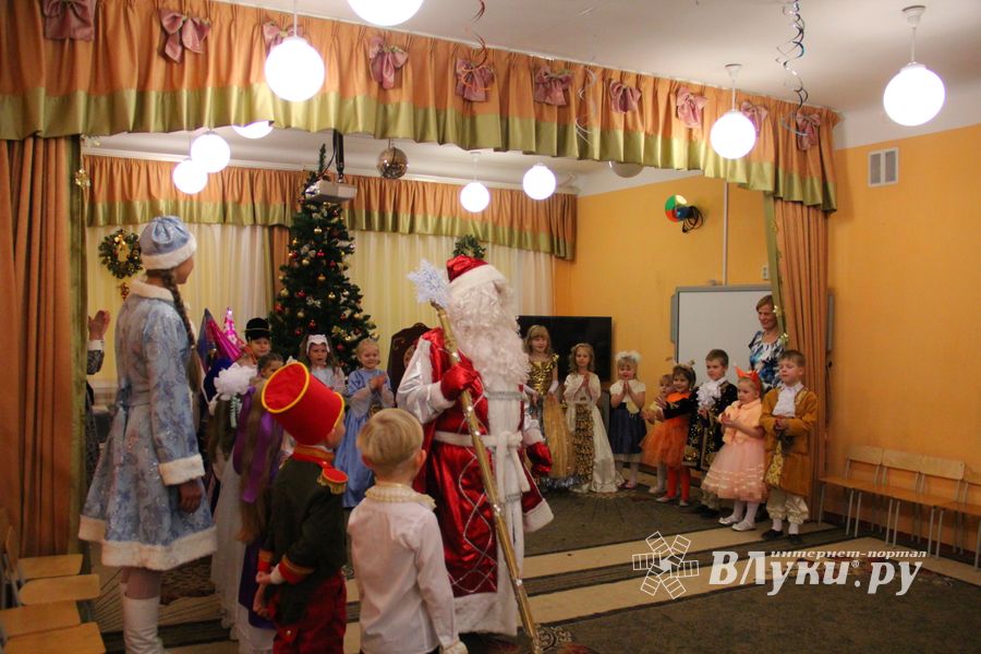 В Великие Луки пришла пора новогодних утренников (ФОТО)