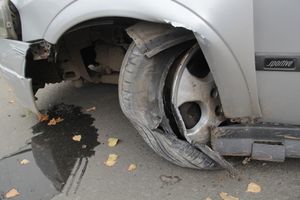 В Великих Луках неизвестный водитель, попав в ДТП, бросил автомобиль и скрылся (ФОТО)