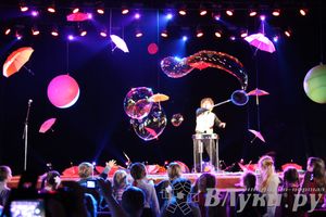 Шоу магических зонтиков и мыльных пузырей увидели юные великолучане