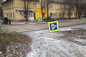 На улице Заслонова неизвестные сбили два дорожных знака (ФОТО)