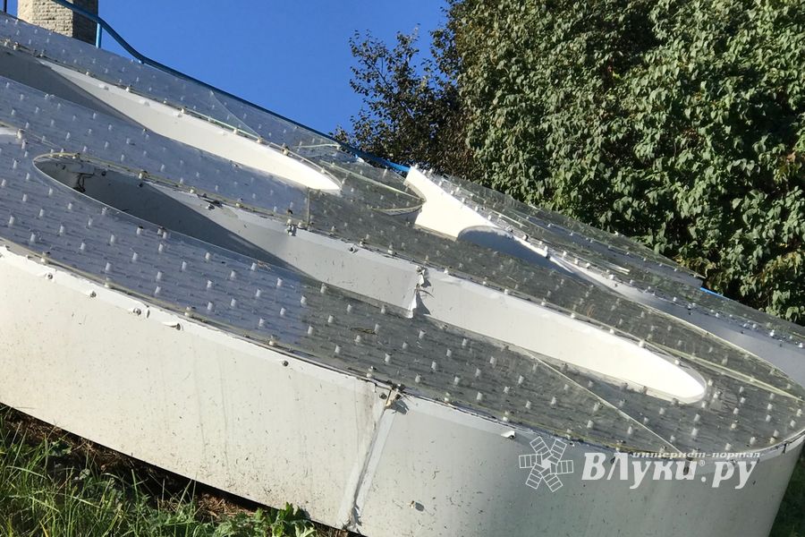 В Великих Луках опять разбили памятный знак (ФОТО)