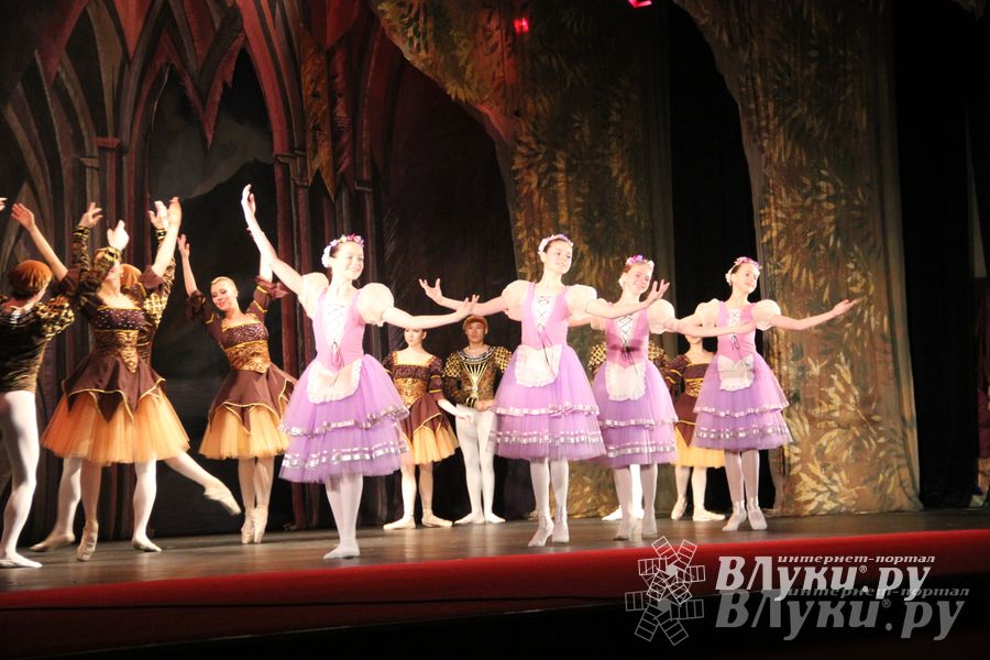 Московский театр «Корона Русского Балета» представил великолучанам балет «Лебединое озеро»