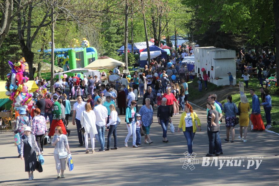 По центральному проспекту Великих Лук прошёл  «Бессмертный полк» (0+) (ФОТО)