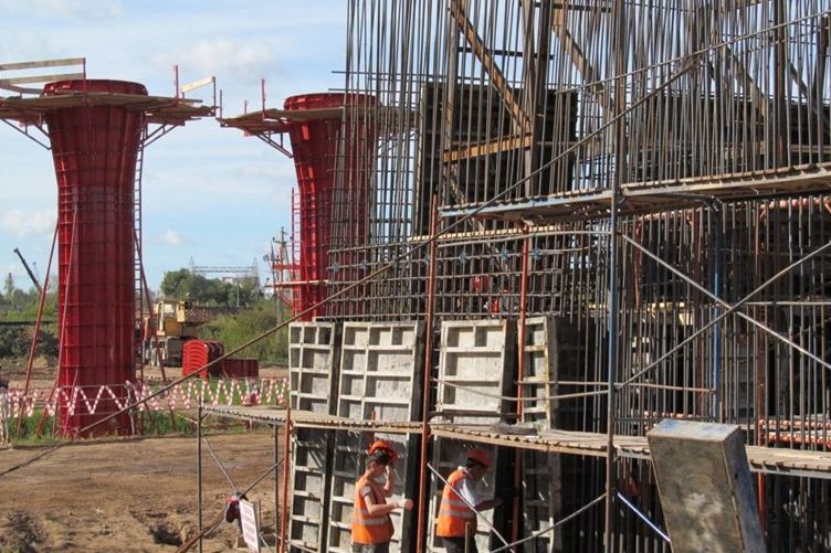 В Великих Луках продолжается строительство автодорожного путепровода через железную дорогу (ФОТО)