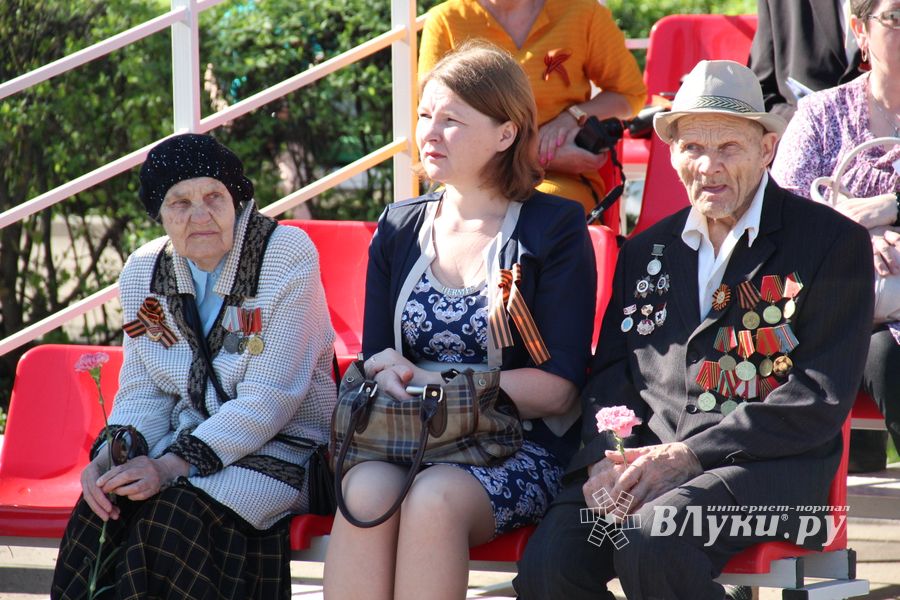 В Великих Луках прошел Парад Победы (ФОТО)