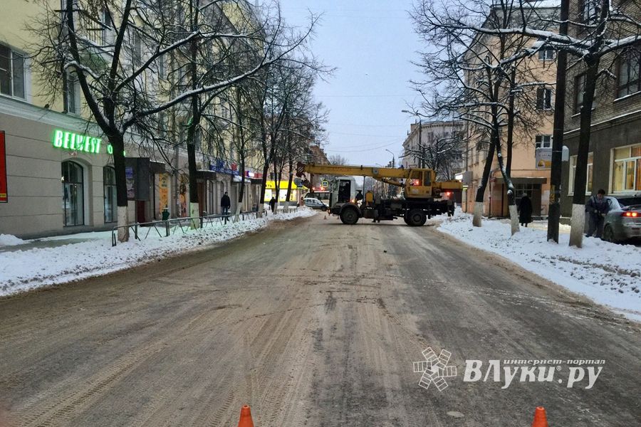 Улицу Зверева в Великих Луках заблокировал автокран (ФОТО)