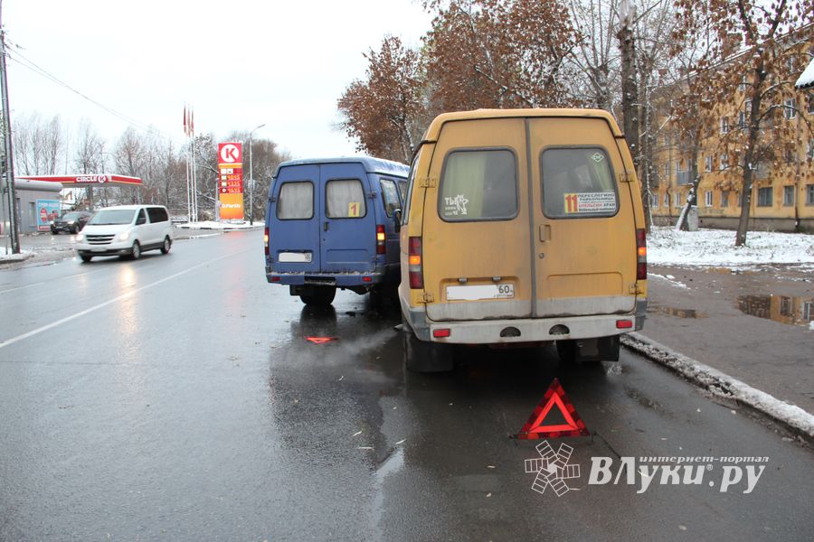На проспекте Гагарина маршрутки не поделили остановку (ФОТО)