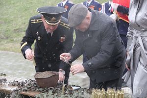 ​Церемония закладки земли Города воинской славы в памятные гильзы состоялась в Великих Луках (фото)