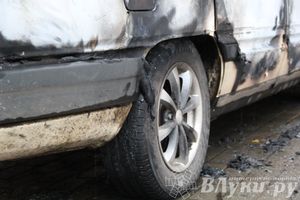 В Великих Луках полностью выгорела Ауди 100 (фото)