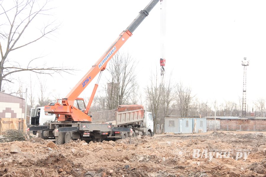 Строительство новой школы в Великих Луках — все идет по плану (ФОТО)