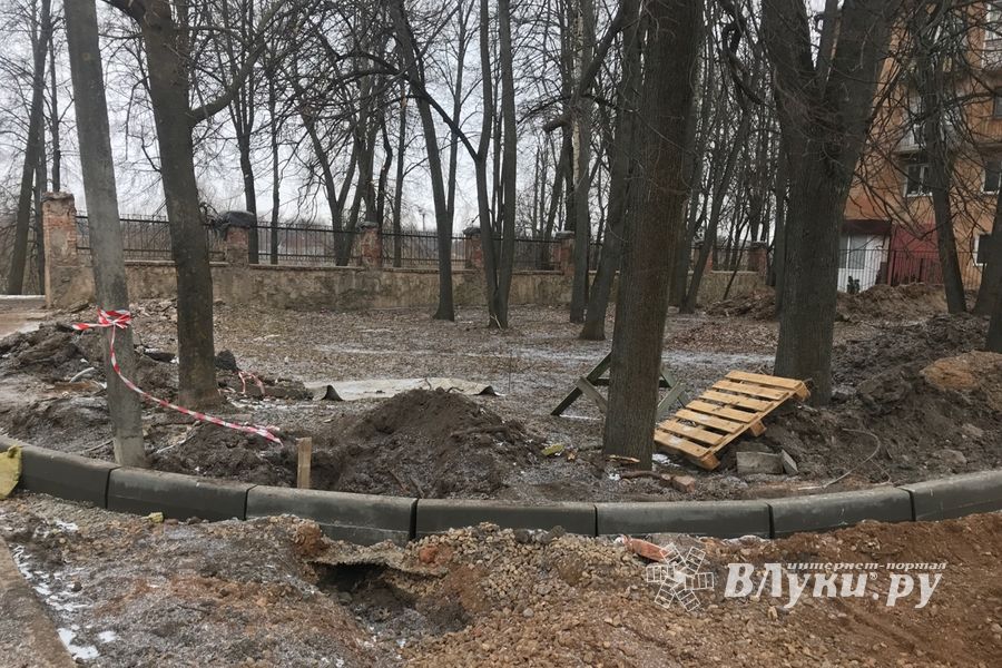 В Великих Луках приводят в порядок территорию Хирургического корпуса больницы (ФОТО)