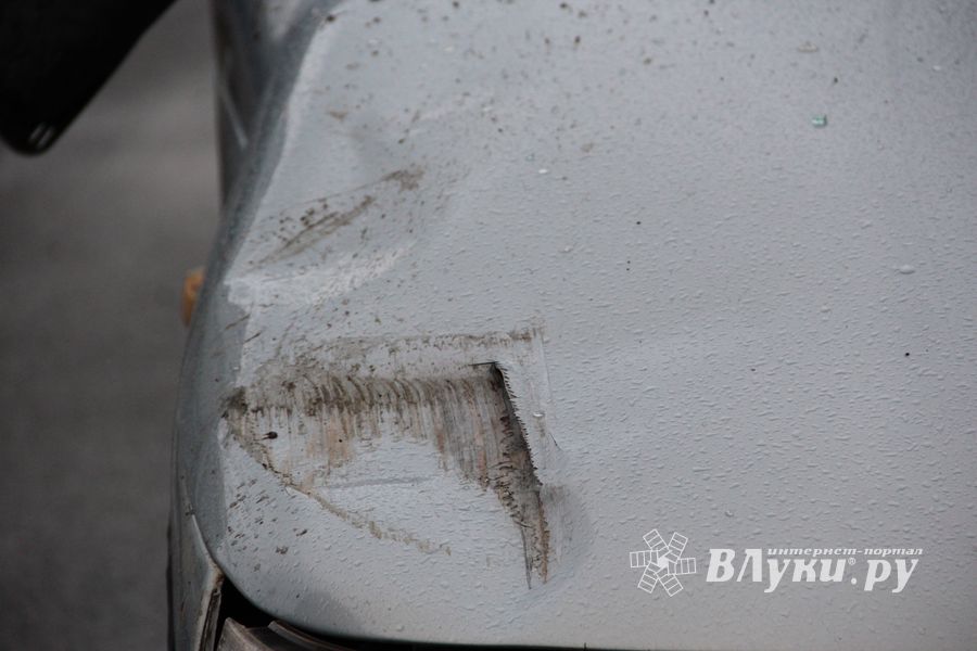 В Великих Луках столкнулись ВАЗ и Газель, есть пострадавшие (ФОТО)