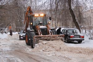 В великолукском дворе замечен трактор, убирающий снег