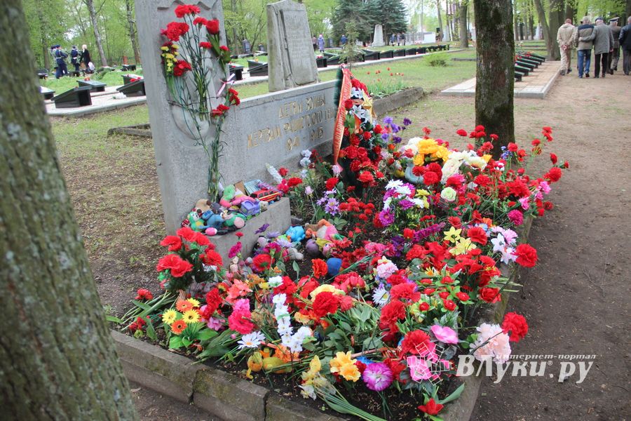 Великолучане почтили память героев Великой Отечественной (ФОТО)