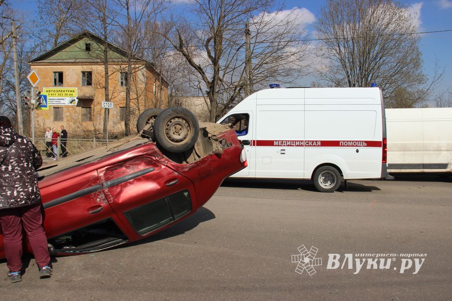Водитель без прав устроил ДТП в Великих Луках (ФОТО)