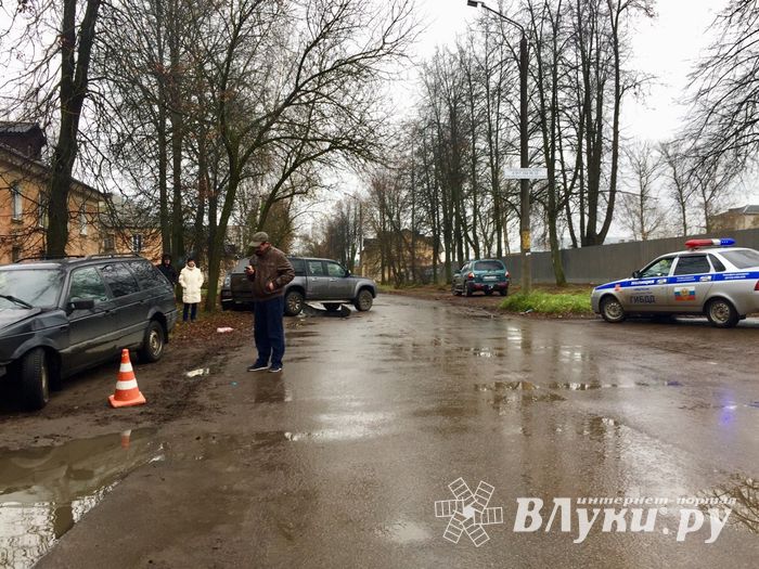 В Великих Луках, на ул. Заслонова, произошло ДТП с тремя автомобилями (ФОТО)