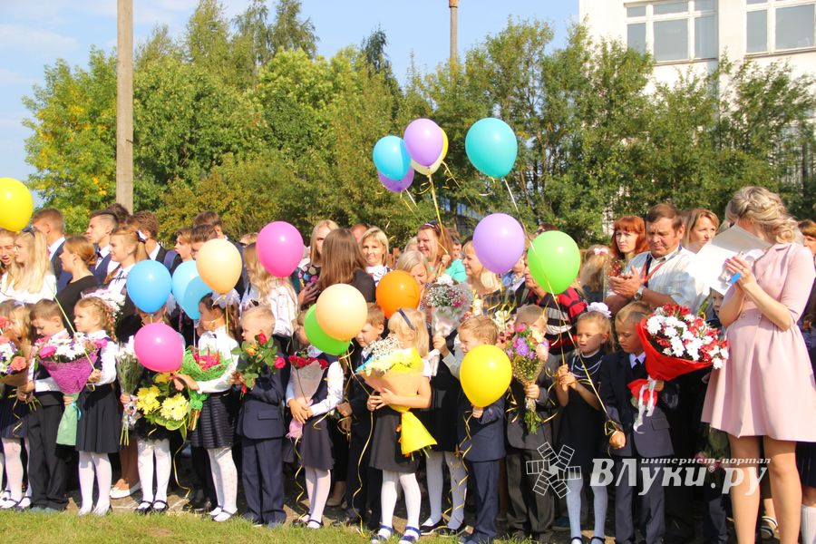 1 сентября в школах Великих Лук прошли Торжественные линейки (ФОТО)