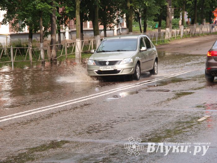 И плывем, и плаваем – Великие Луки после ливня (ФОТО)